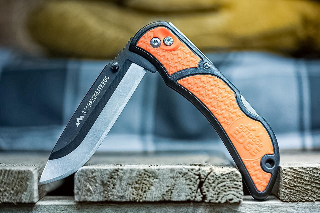 OUTDOOR EDGE 3.5" RazorLite EDC Knife. Pocket Knife with Replaceable Blades and Clip. Perfect For Hunting & Skinning Deer. Blaze Orange with 30 Blades.
