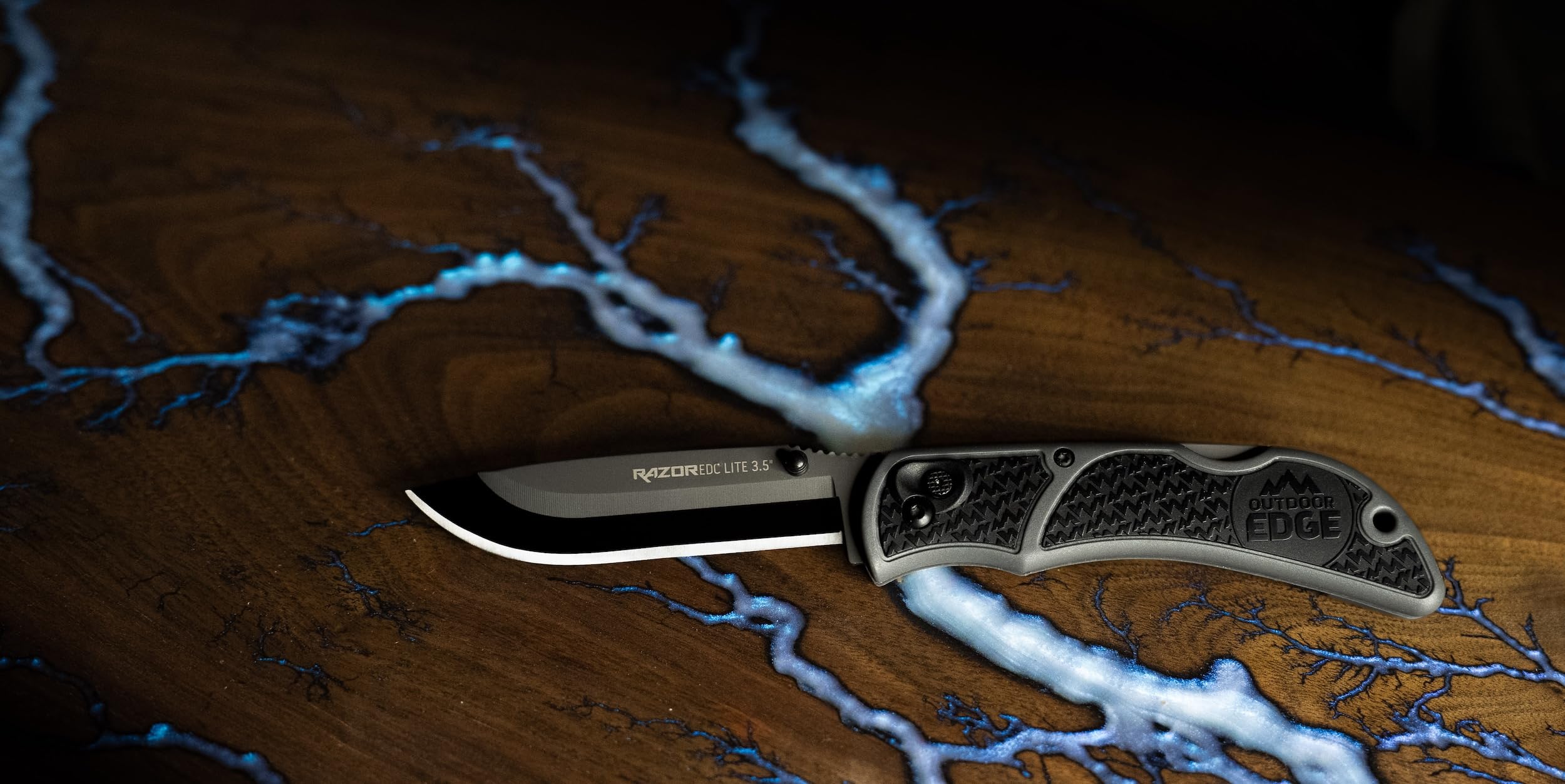 OUTDOOR EDGE 3.5" RazorLite EDC Knife. Pocket Knife with Replaceable Blades and Clip. Perfect For Hunting & Skinning Deer. Blaze Orange with 30 Blades.
