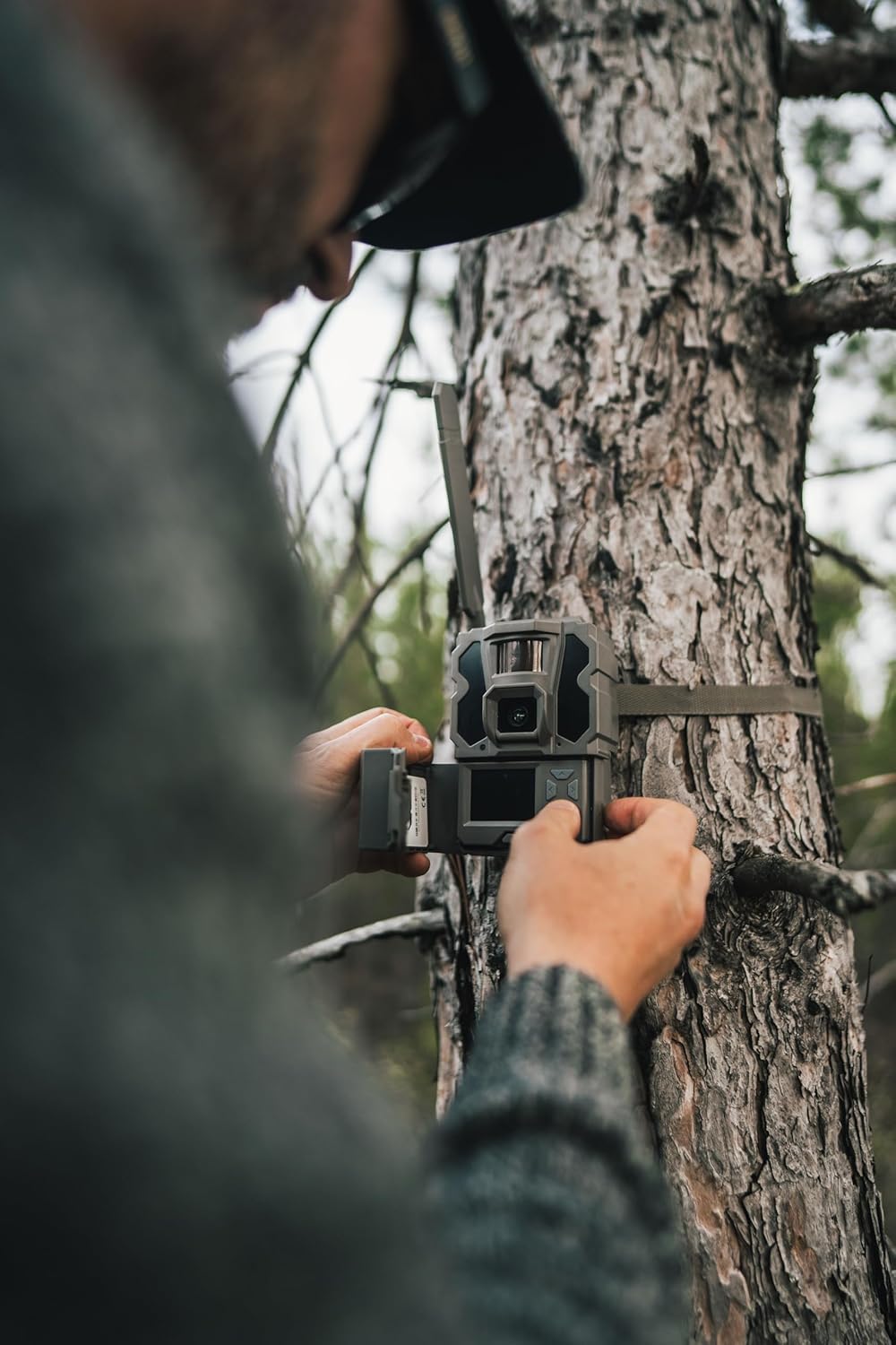 TACTACAM Reveal Pro 3.0 Cellular Trail Camera - Multi-Cellular Network, GPS, 2" LCD, No-Glow IR, Wi-Fi Enabled, HD Photos & 1080p Videos, Long Battery Life + Reveal Solar Panel and 32GB SD Card