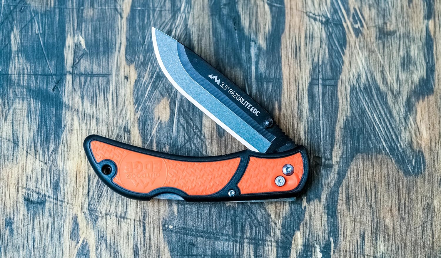 OUTDOOR EDGE 3.5" RazorLite EDC Knife. Pocket Knife with Replaceable Blades and Clip. Perfect For Hunting & Skinning Deer. Blaze Orange with 30 Blades.
